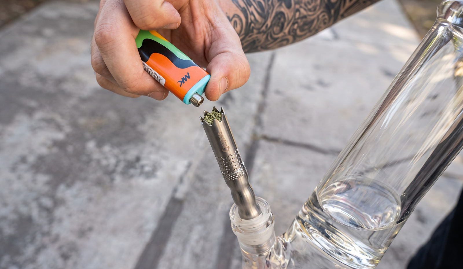 How to Use a Water Pipe (Bong): A Complete Beginner's Guide